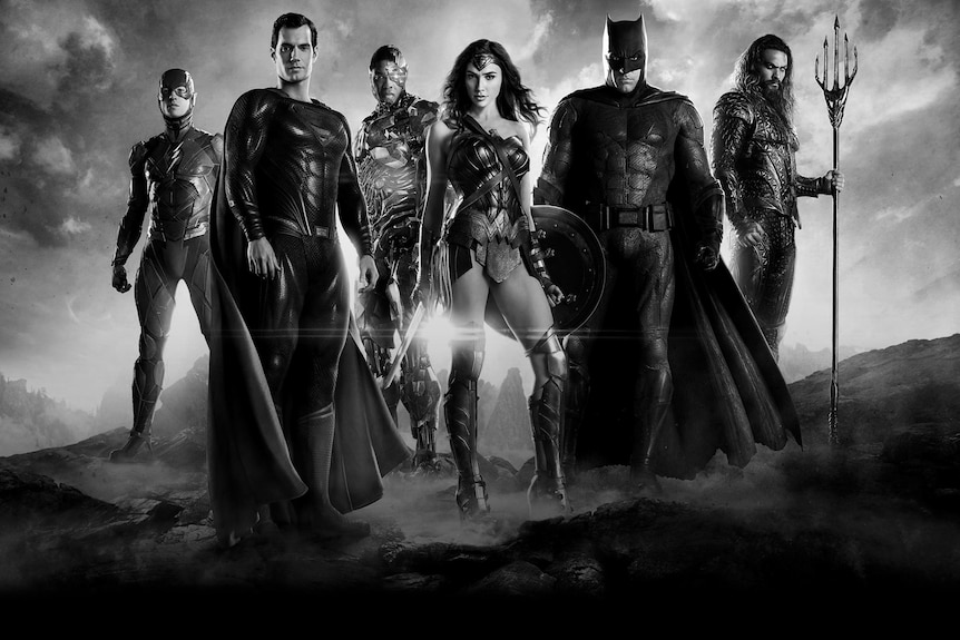 The Flash, Superman, Cyborg, Wonder Woman, Batman and Aquaman in black and white.