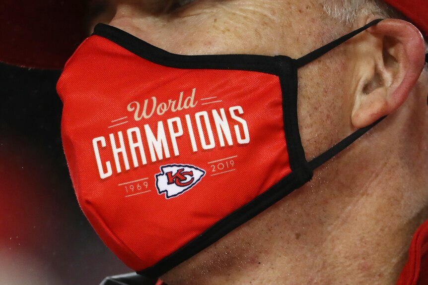 Ein Mann trägt eine Weltmeister-Gesichtsmaske der Kansas City Chiefs.