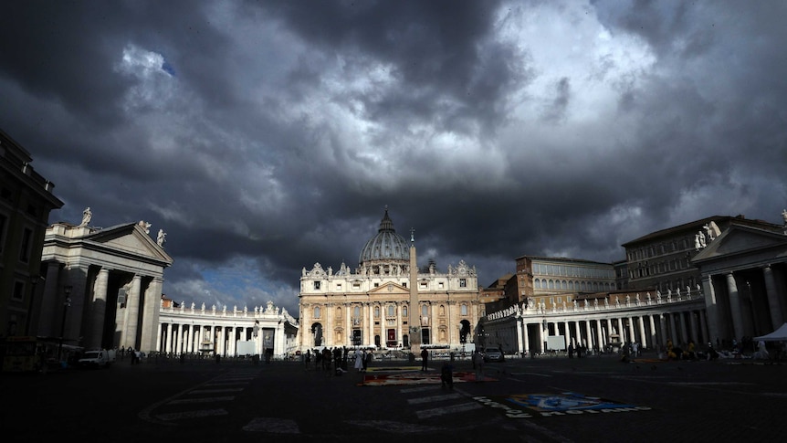 Le nuvole incombono sulla Basilica di San Pietro in Vaticano.