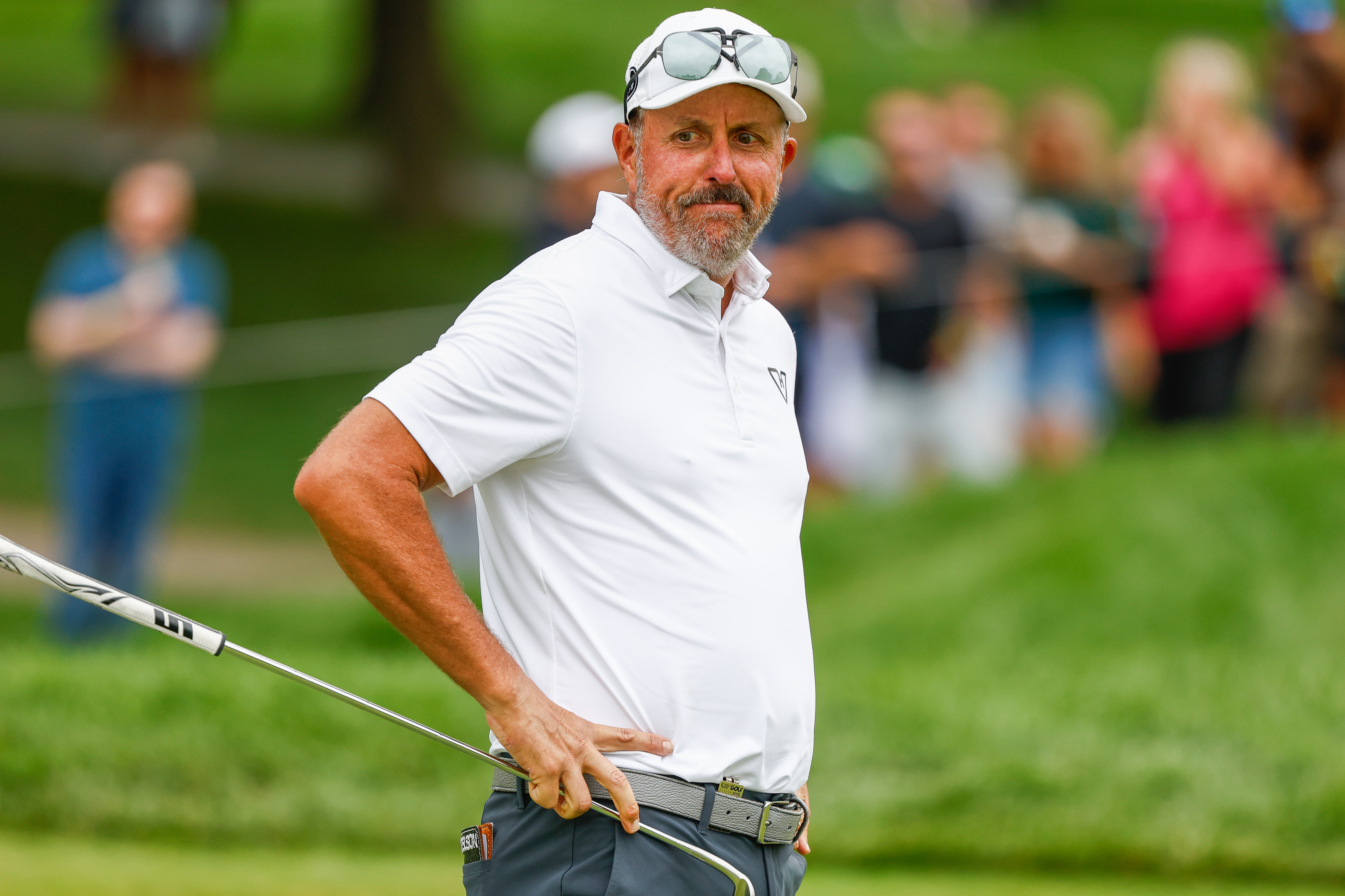 Golf legend kicked out of club after employee alle