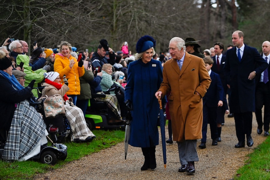 Le roi Charles, la reine Camilla, le prince William et Catherine marchent le long d'un chemin entouré de sympathisants