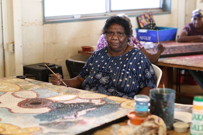 Linda Anderson Jonggarda paints Papunya-style art.