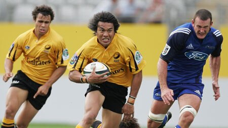 Digby Ioane takes on the Auckland defence
