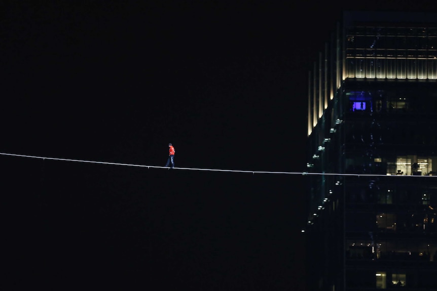 Nik Wallenda walks tightrope in Chicago
