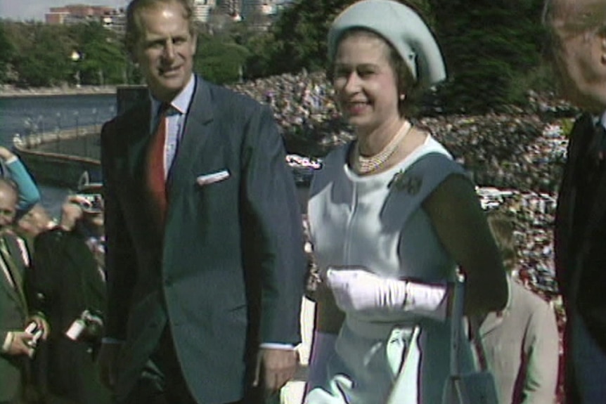 queen elizabeth on the steps of the opera house in 1973 at its opening 