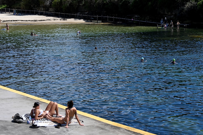 Les gens nagent dans l'eau