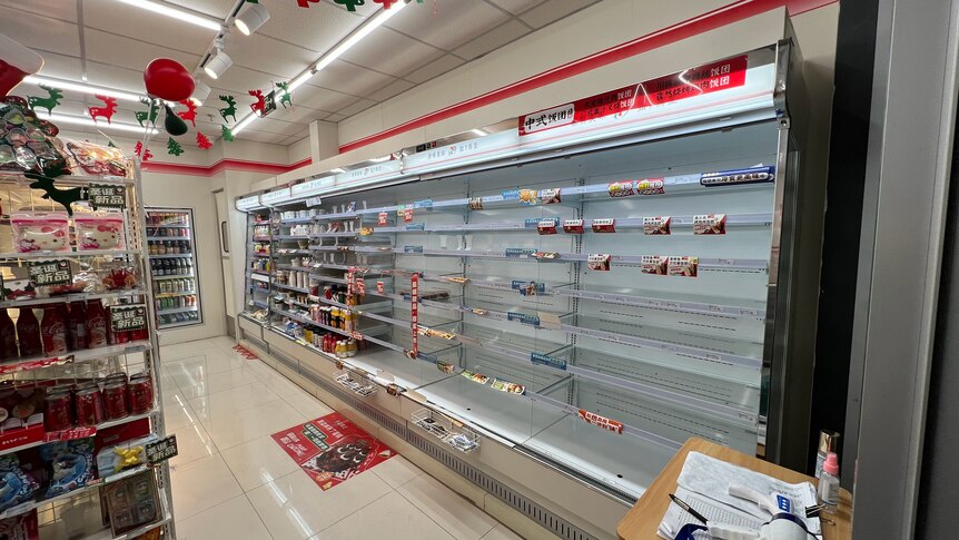 西安封城前超市货架抢空。