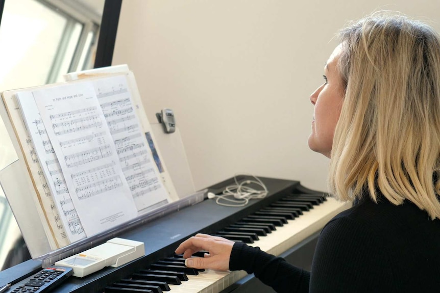 Leah Oswin leading scales on piano