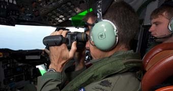 Australian pilot searches for MH370.