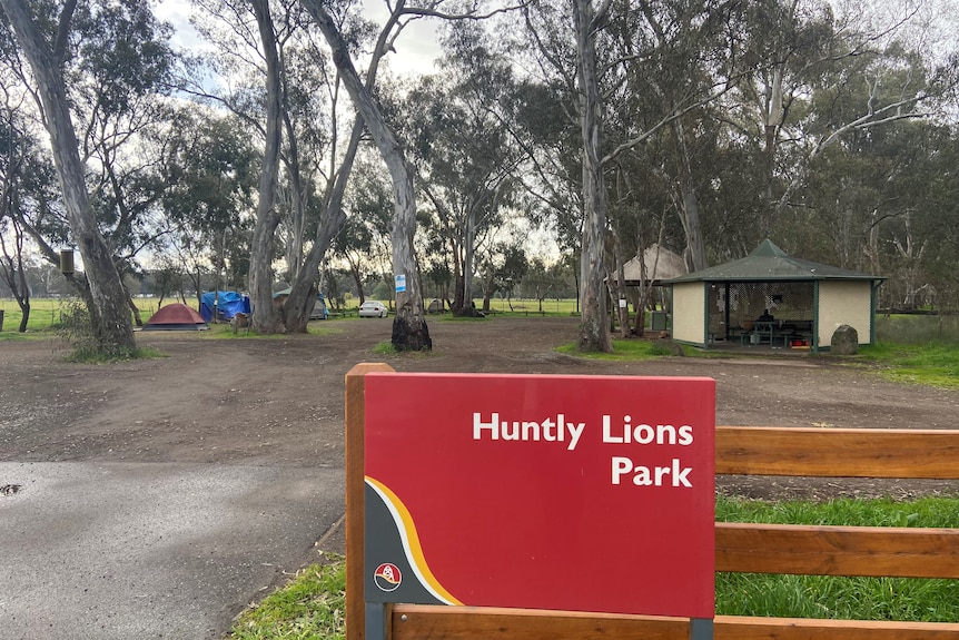a sign saying huntly lions park 