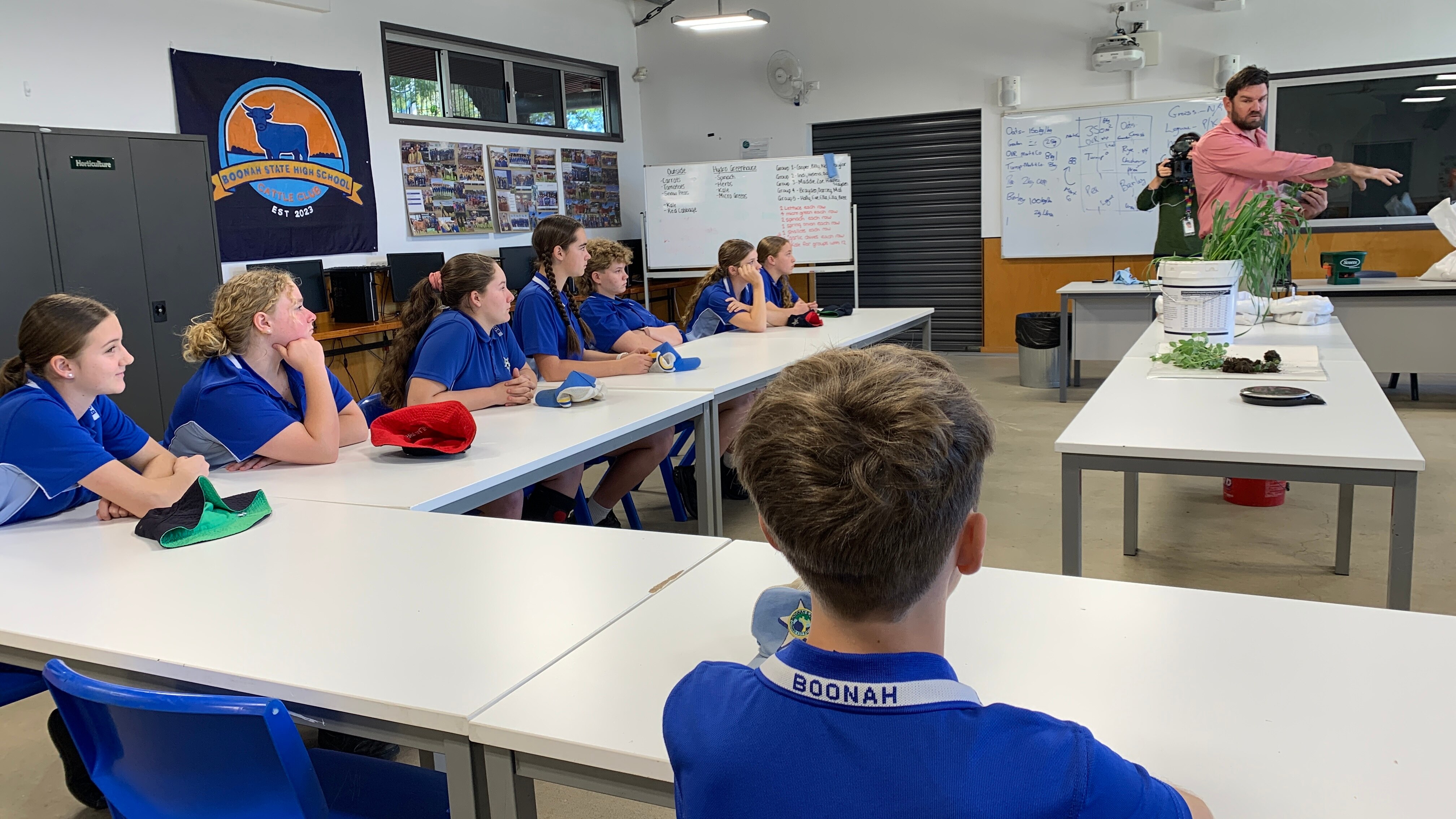 El agrónomo anciano Brendan Magee enseña a los estudiantes de Boonah en el aula.