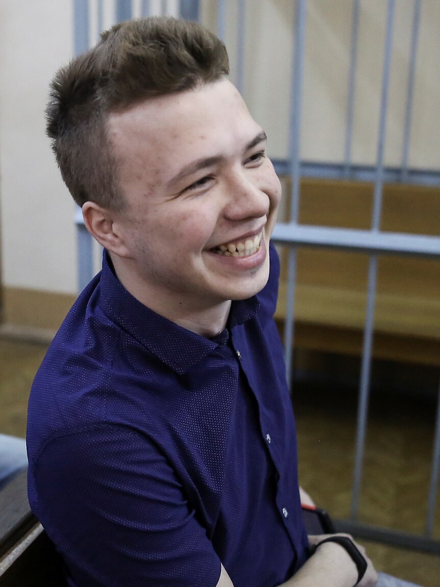 白俄罗斯持不同政见者罗曼·普罗塔塞维奇坐在明斯克监狱