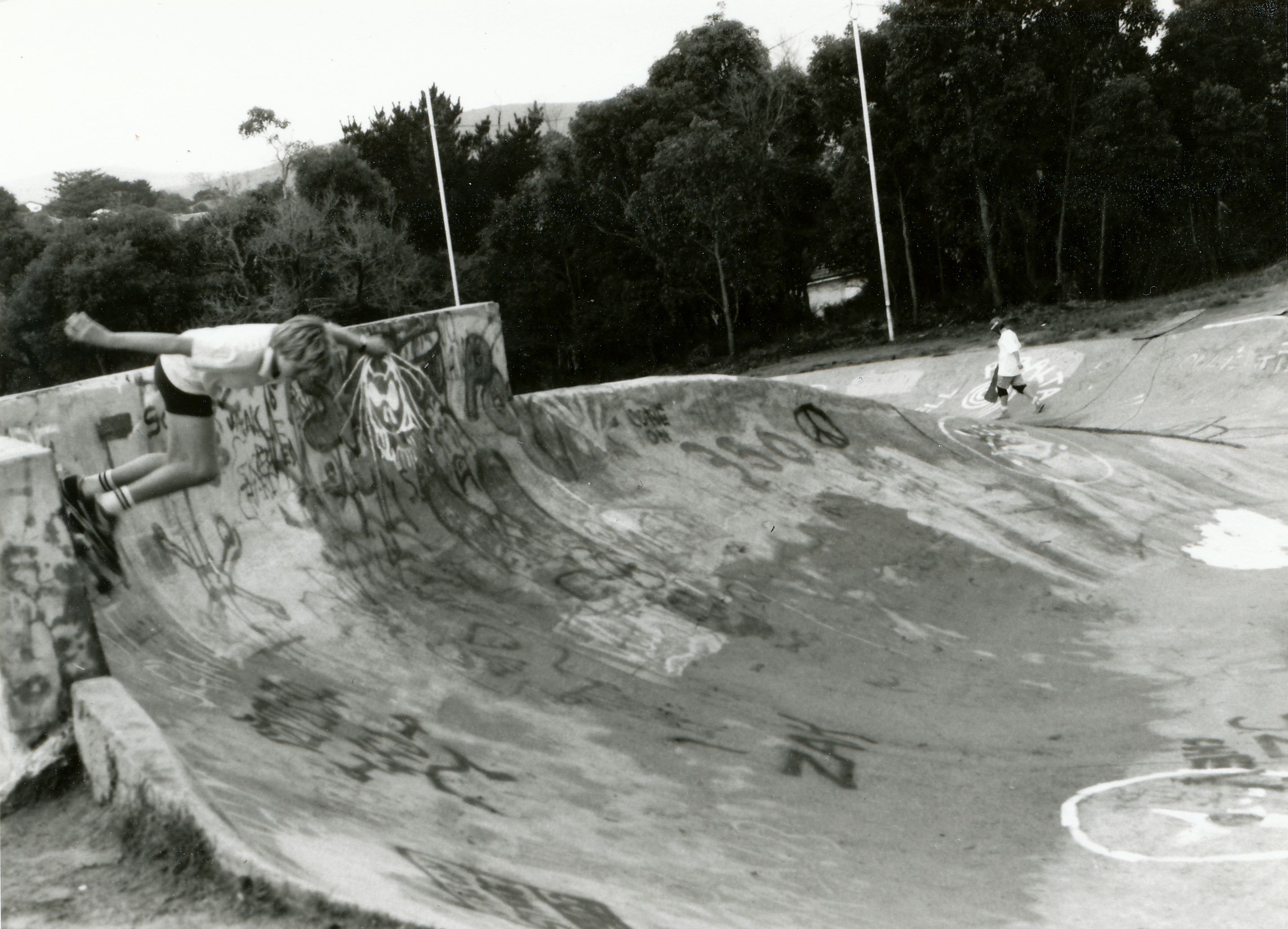 Un skater en una pared vertical. 