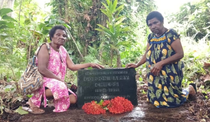 Tupla susa Lina na Helen Damwat long grave blong Gordon Barry Childs long Bougainville