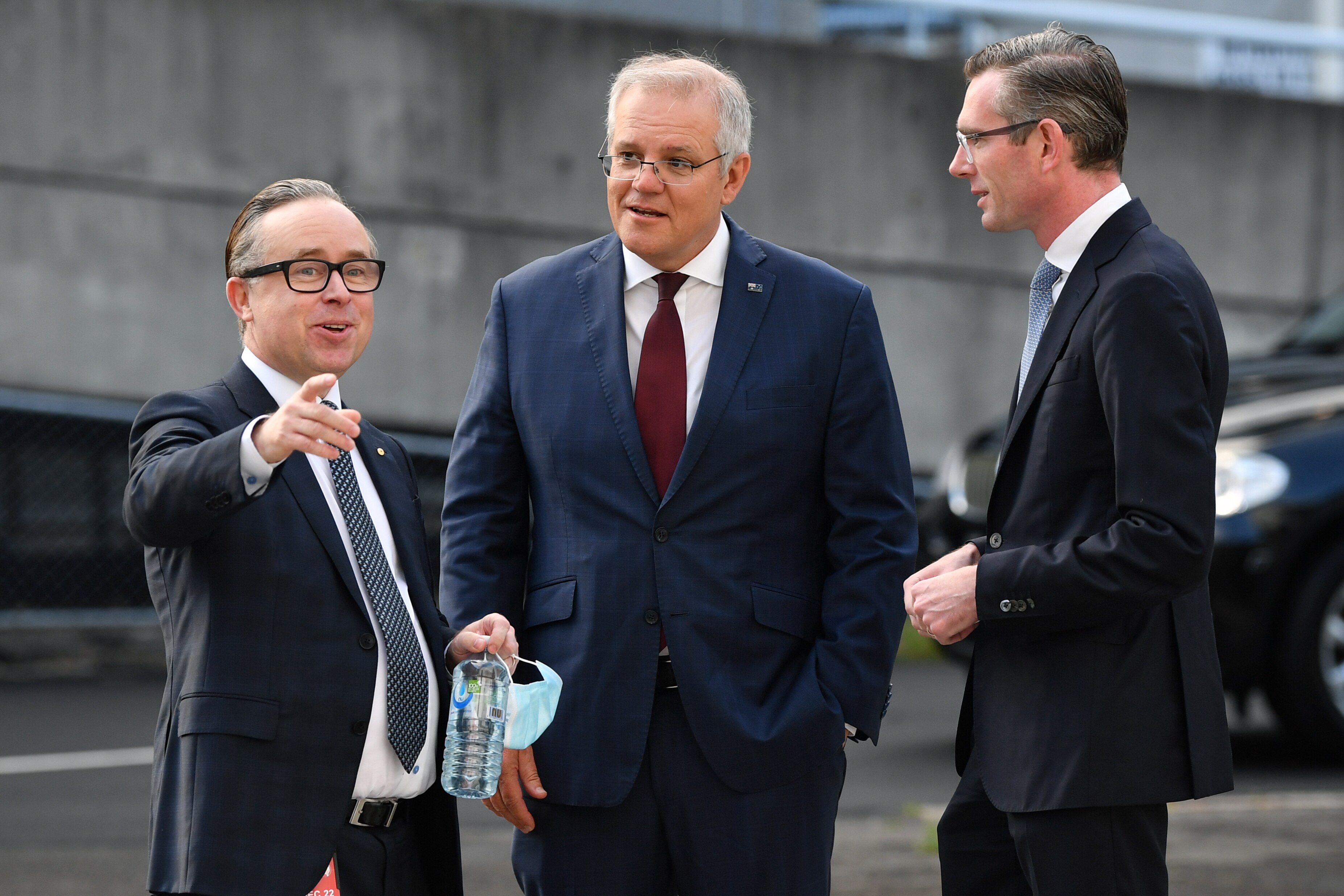 Dominic Perrottet, Scott Morrison and Alan Joyce talking