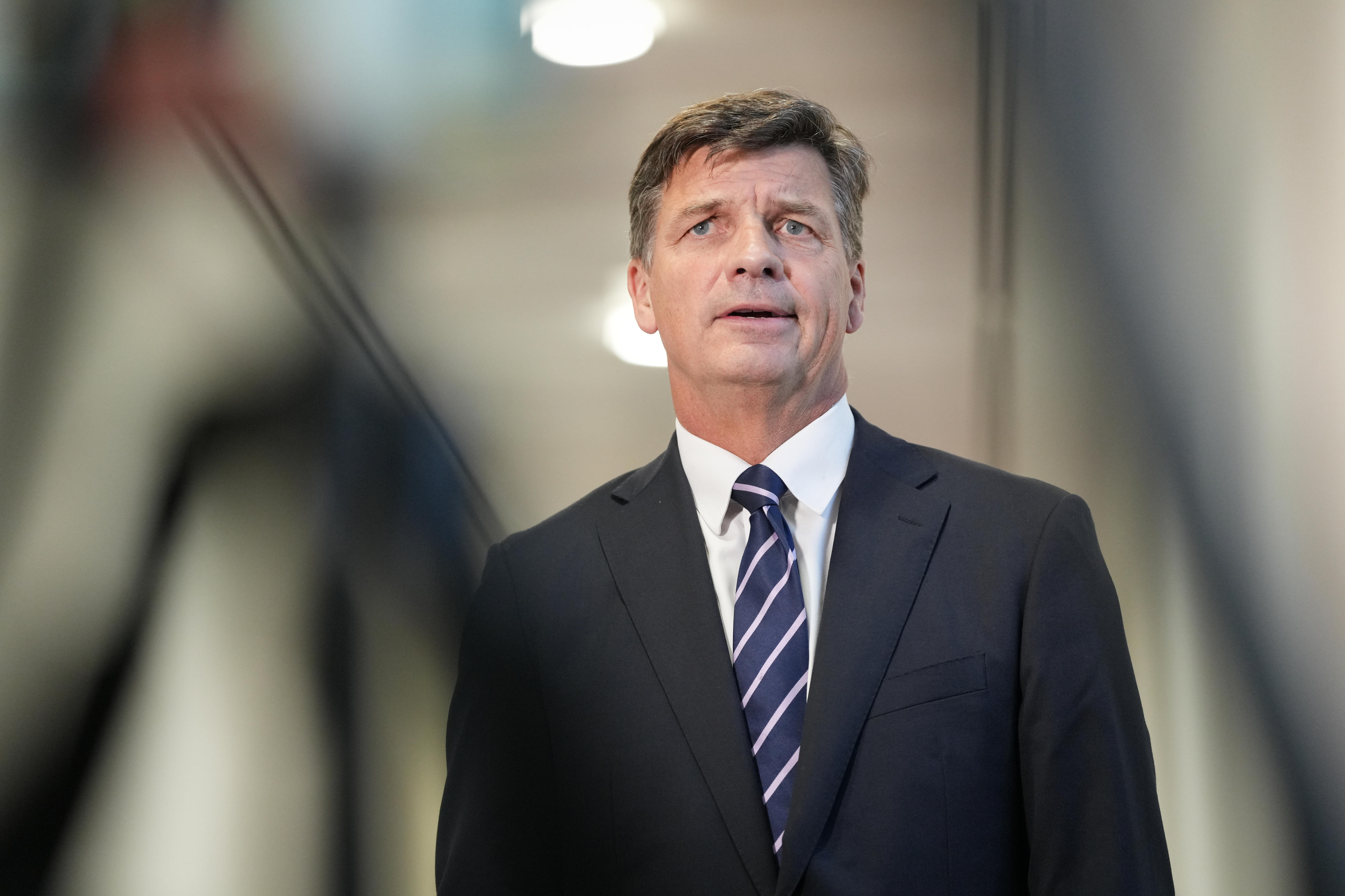 um político masculino vestindo um terno