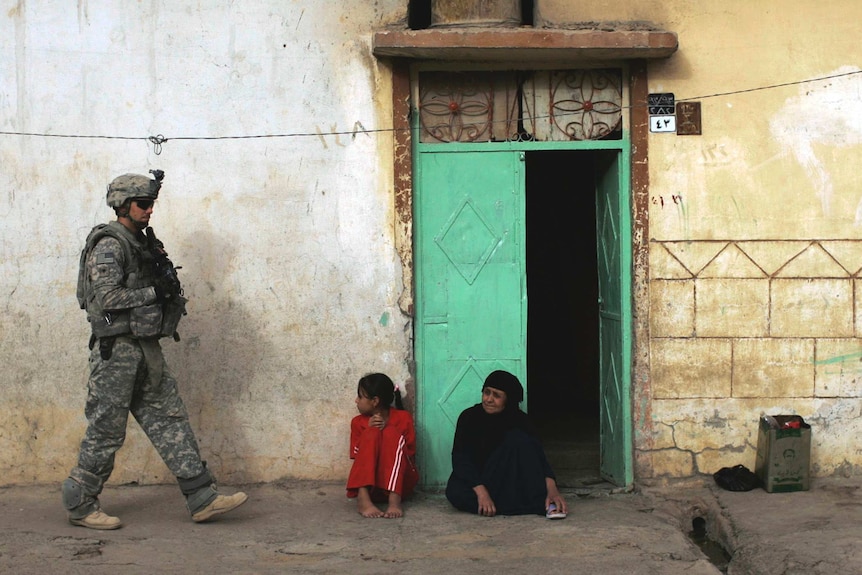 US soldier patrols Mosul streets