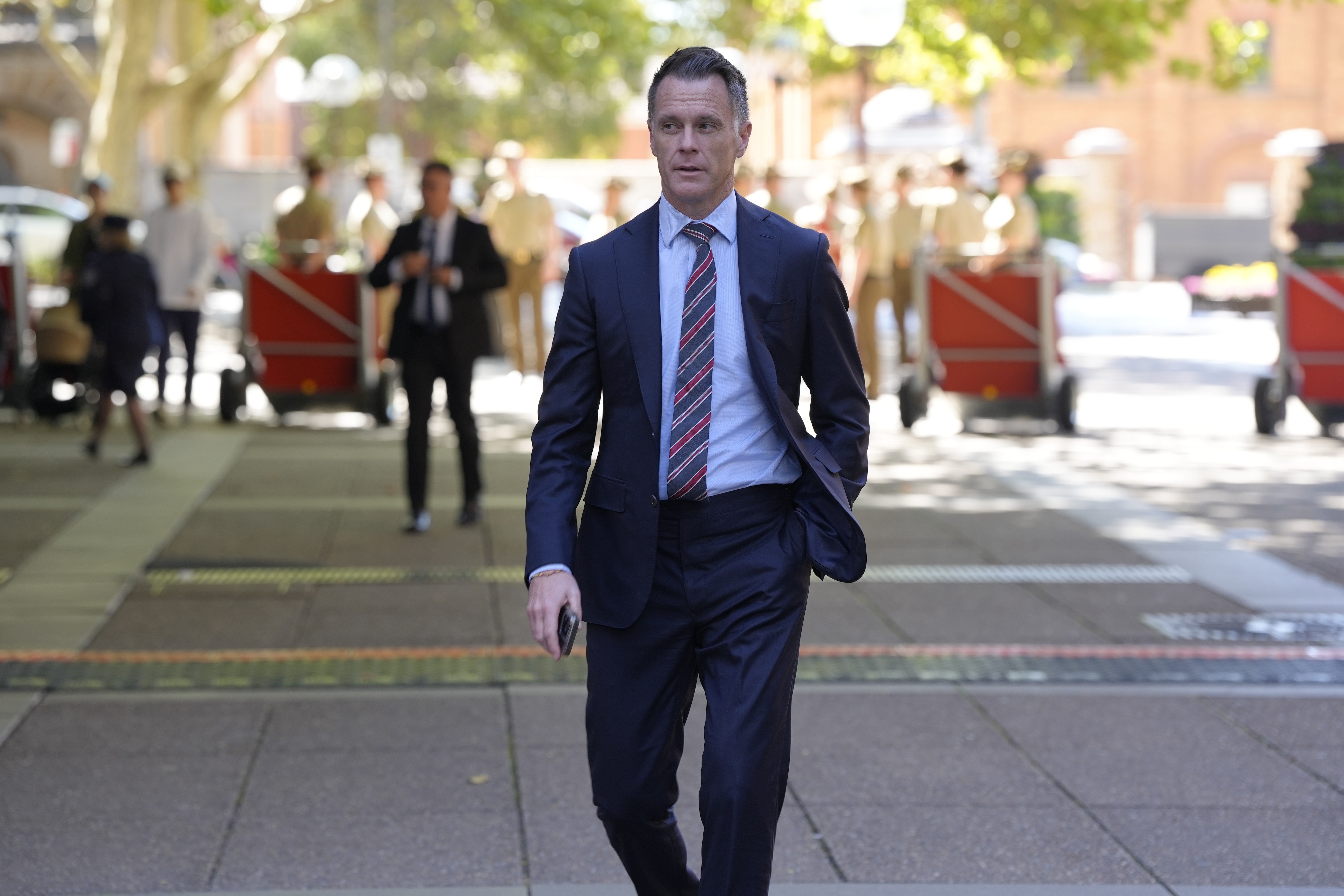 Chris Minns de terno escuro e gravata.