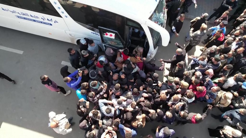 Drone footage of Palestinian detainees returning to Gaza - ABC News