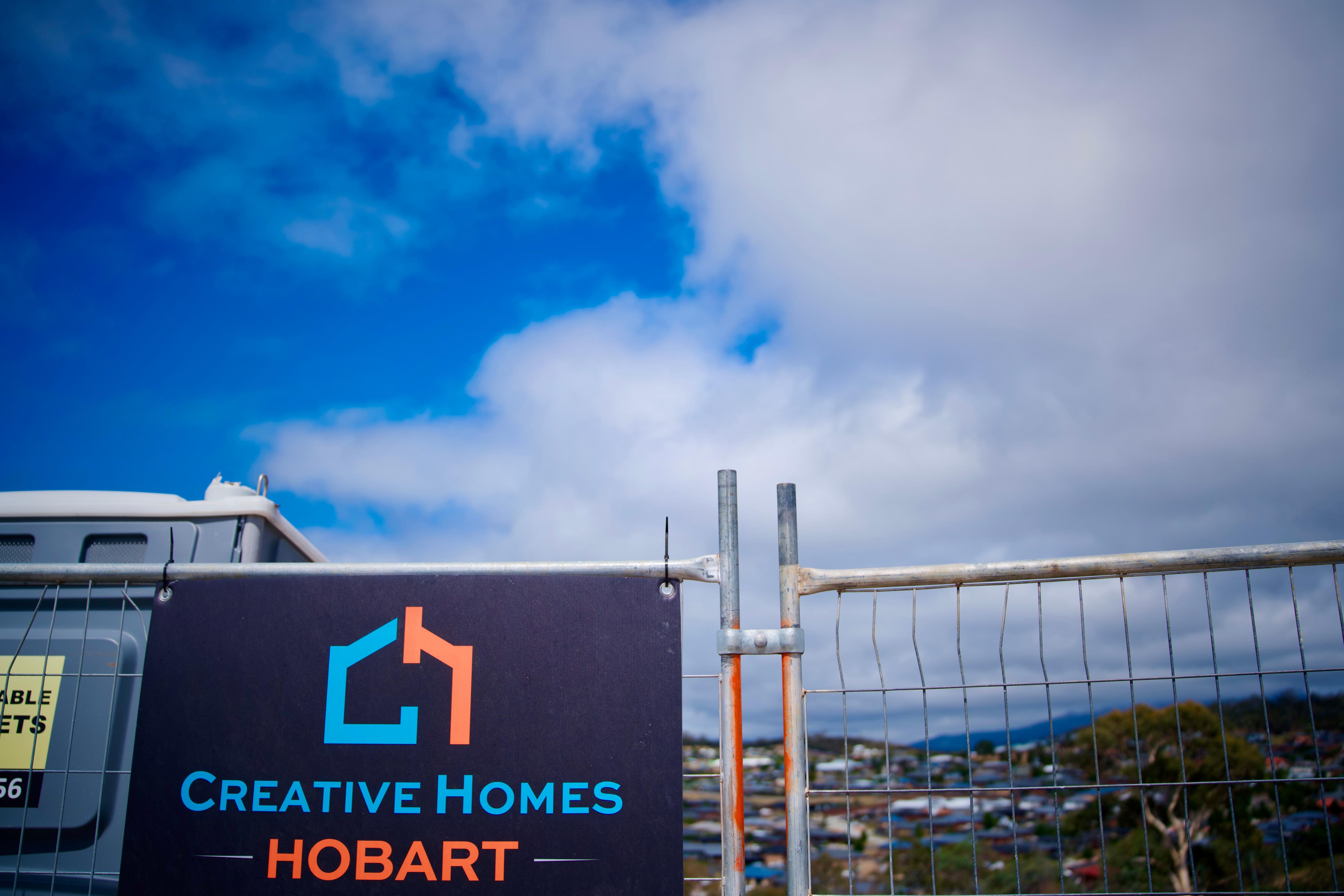 Uma placa da Creative Homes Hobart.