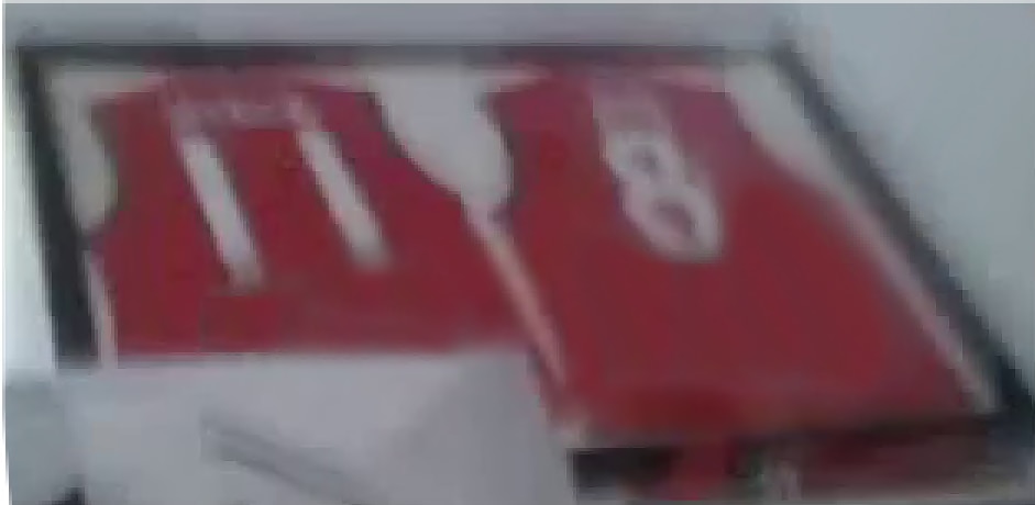 Uma imagem de duas camisetas esportivas vermelhas com os números 11 e 8. 
