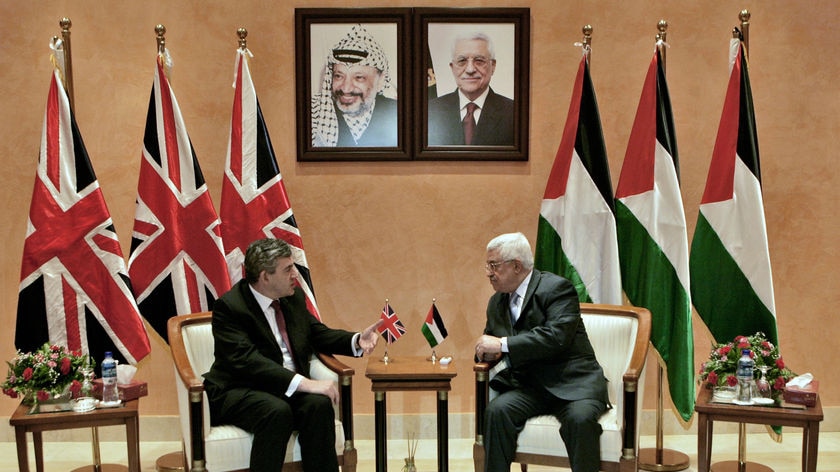 Mr Abbas meets with Mr Brown (L).