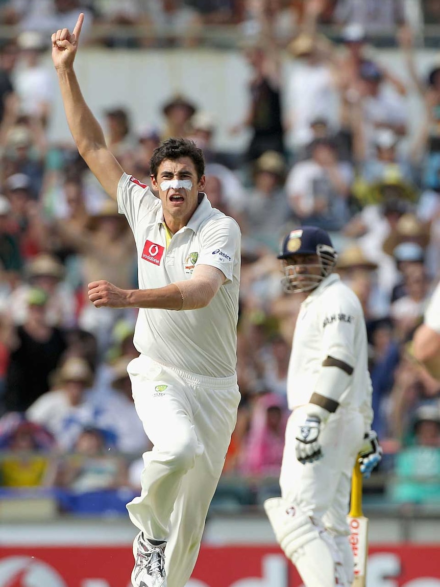 Mitchell Starc has made way for offspinner Nathan Lyon for the fourth Test against India.