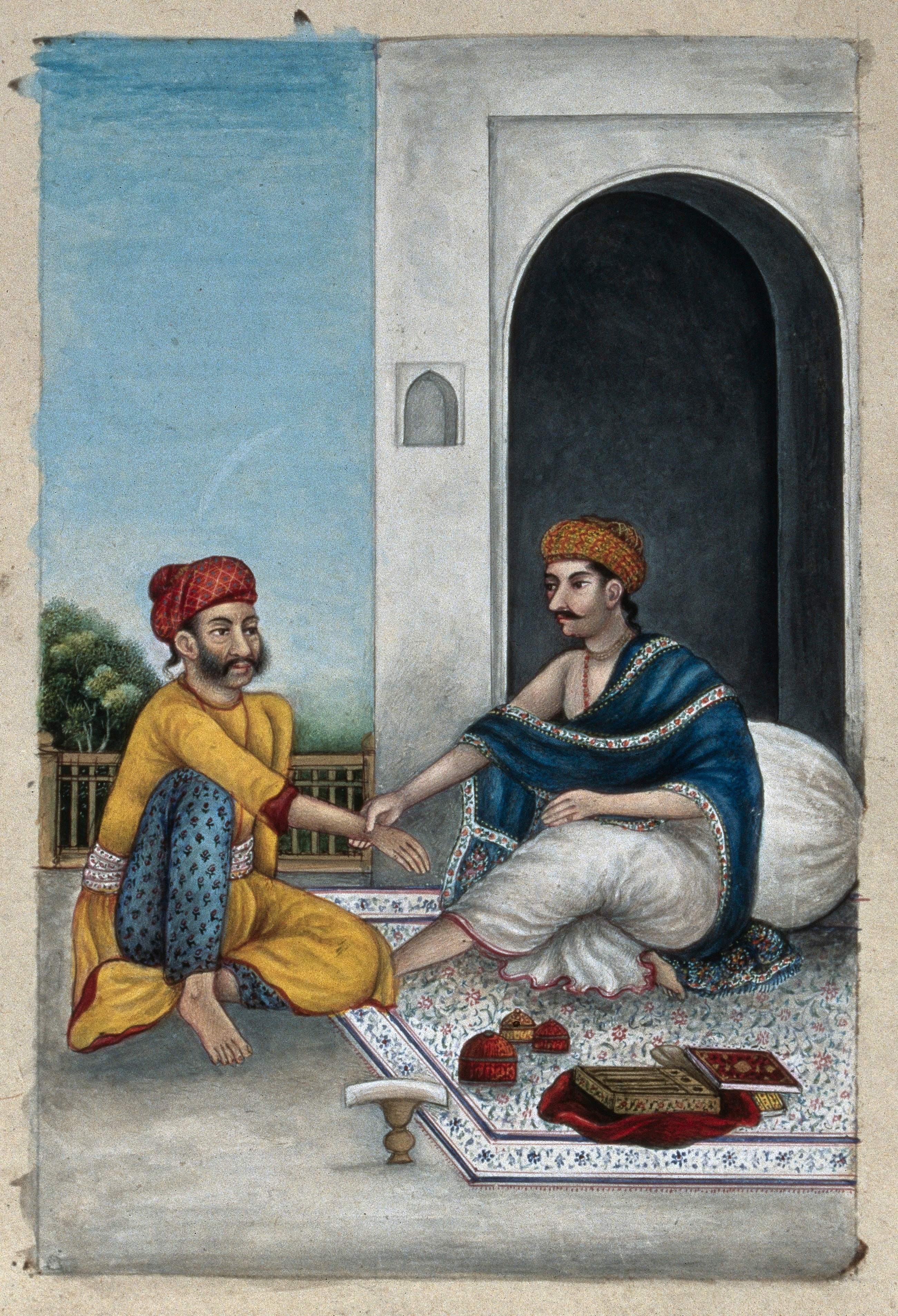 Antiguo cuadro de dos hombres con turbantes sentados en el suelo. Un hombre con una túnica amarilla le toma el pulso al otro.