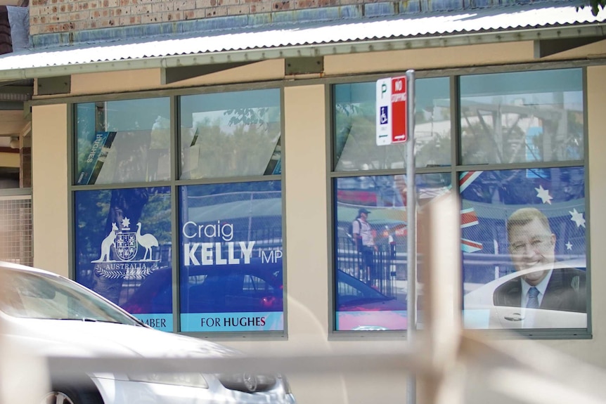L'avant d'un bureau avec une pancarte indiquant Craig Kelly MP sur la fenêtre.