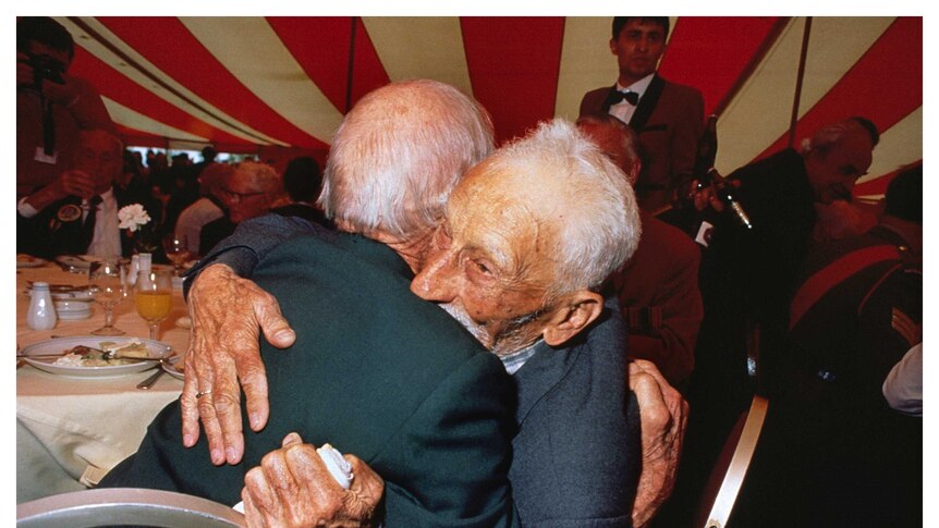 Gallipoli veterans Adil Sahin and Harold Edwards embrace