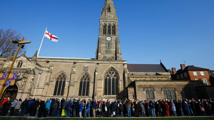 People line up to view coffin of King Richard III