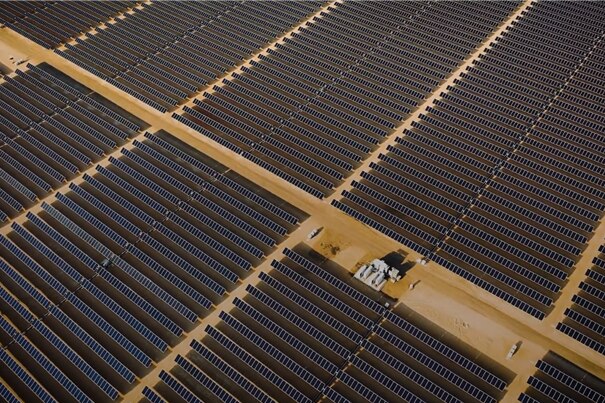 Setki paneli słonecznych na rozległym lądzie.