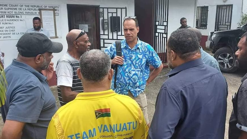 Group of ni-Vanuatu politicians in front of white building.