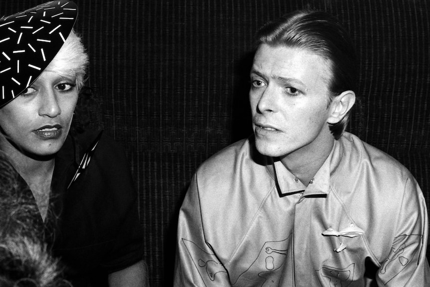 丹尼尔·帕尔马和大卫·鲍伊在 1979 年伦敦闪电战俱乐部的黑白照片。 