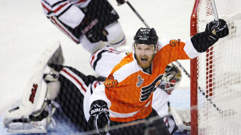 Giroux hits winner for Flyers