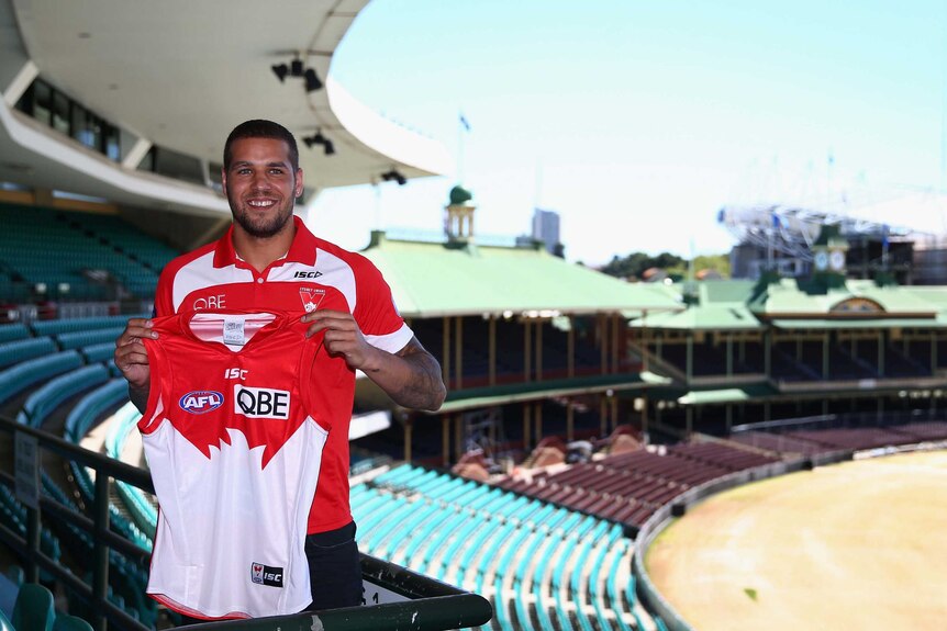 Lance Franklin shows off Swans jersey