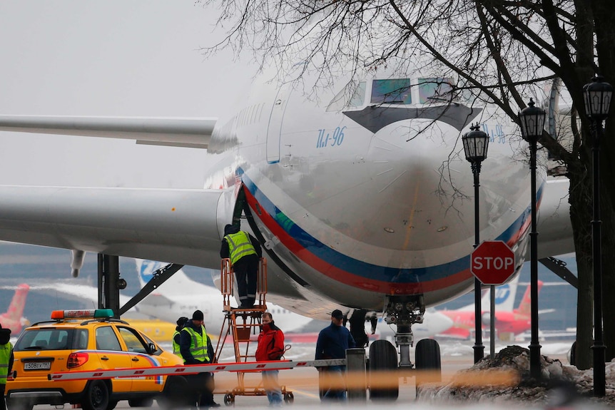 在莫斯科检查载有俄罗斯外交官及其家属的飞机