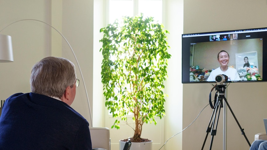 IOC President Thomas Bach talks to Peng Shuai on a video call.