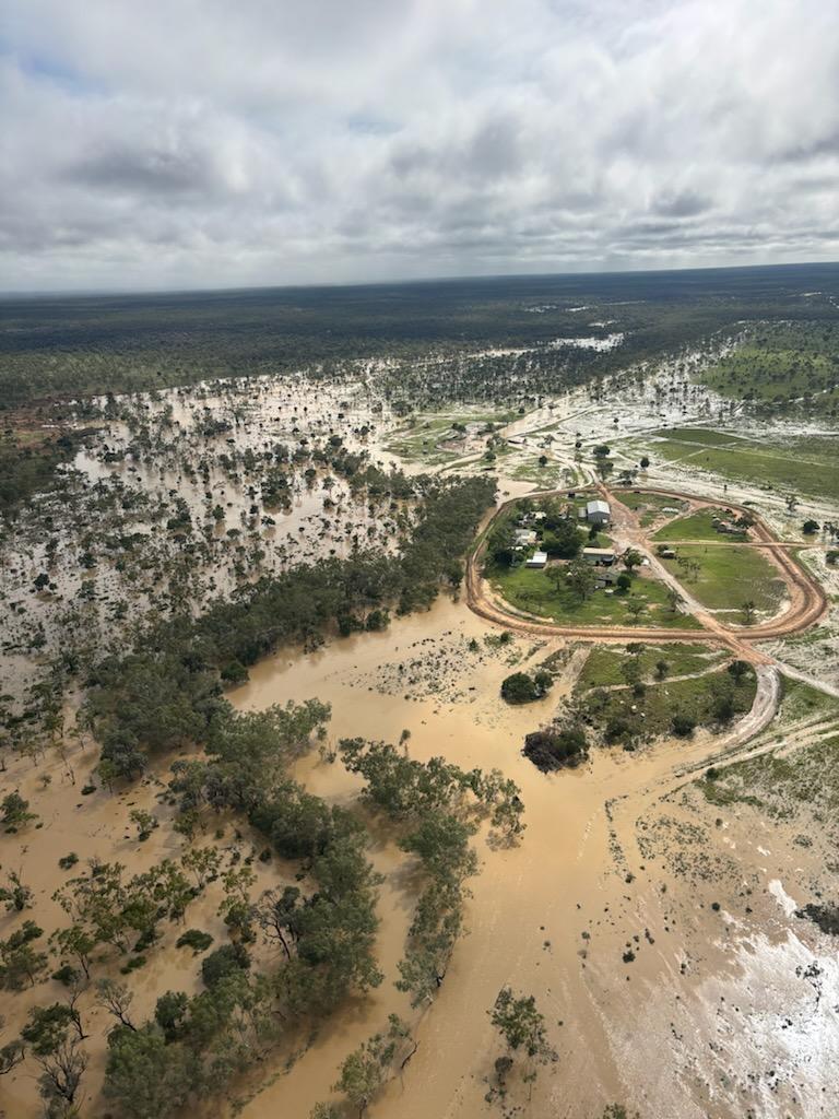 Una estación rodeada por inundaciones.