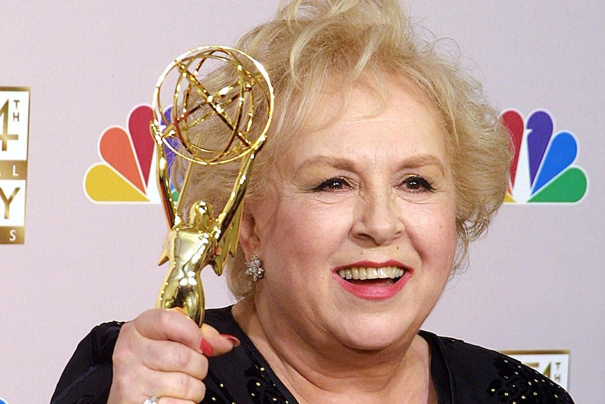 Doris Roberts holding her Emmy for Outstanding Supporting Actress in a Comedy Series.