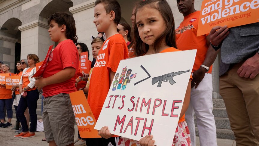Elise Schering，7 岁，展示了国会大厦全国枪支暴力意识集会期间的简单信息