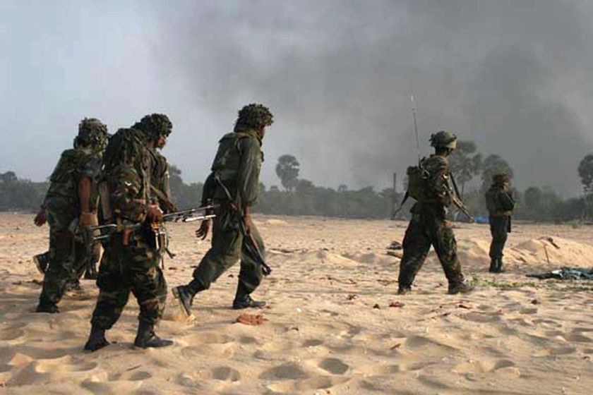 Sri Lankan soldiers walk in the 'no fire zone'