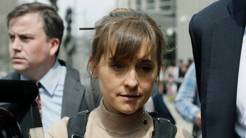 Allison Mack avoids looking at the camera as she leaves a courtroom in 2018.