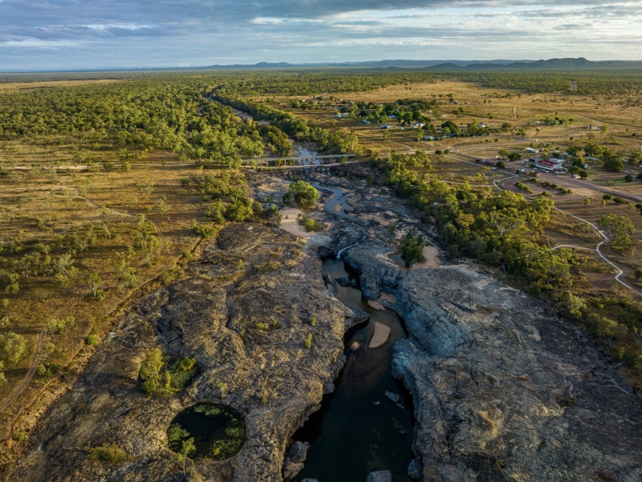 Vista aérea de un pintoresco río y ciudad.