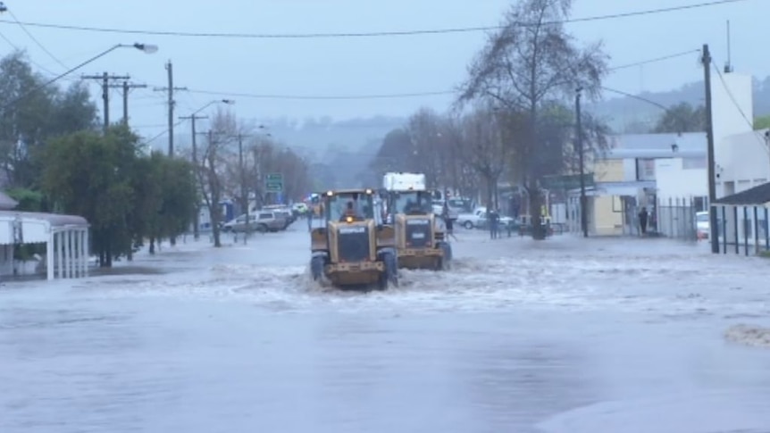 Footage shows flooding in the town of Coleraine in Victoria's west