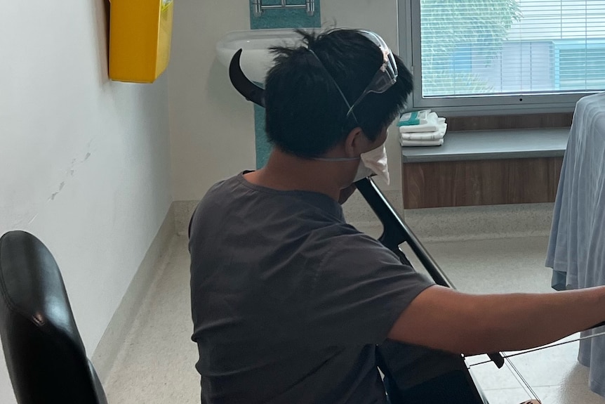 Dr Michael Lam plays cello to patient in hospital