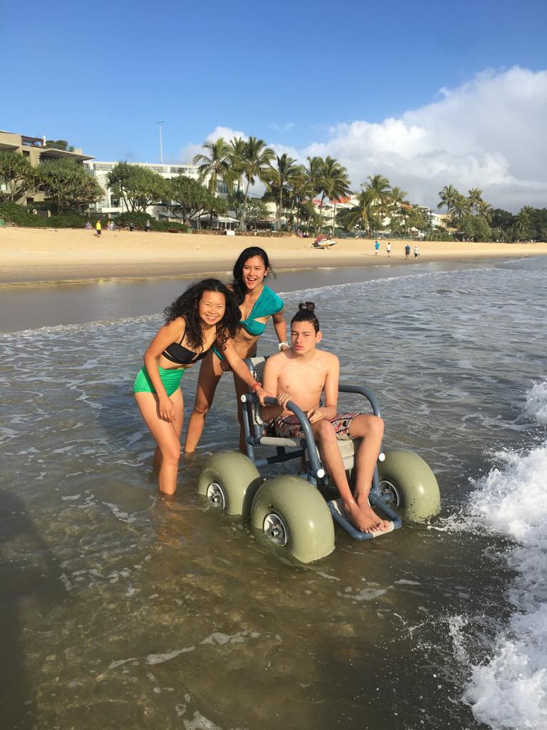 Oliver bermain di pantai