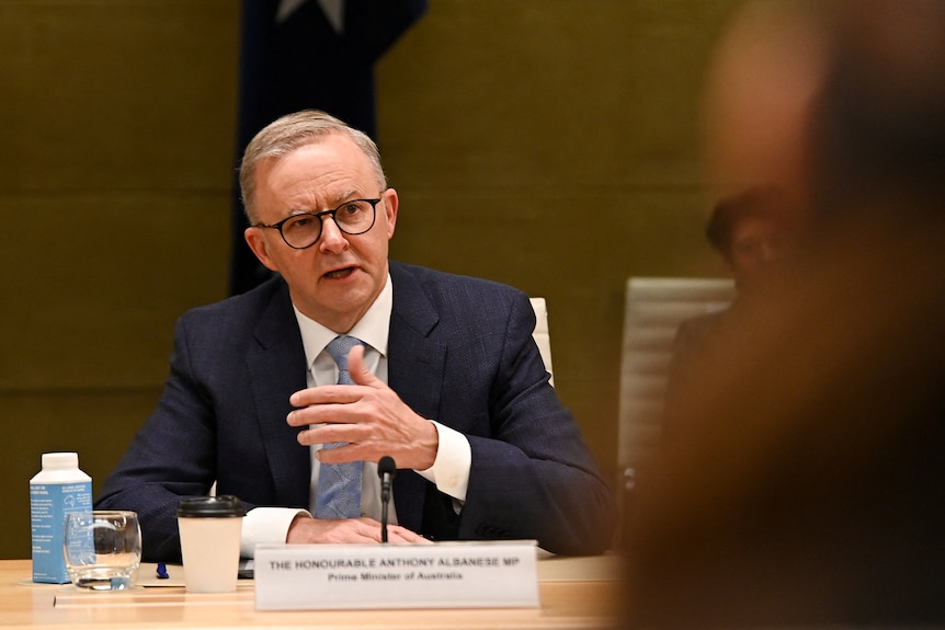 El primer ministro australiano, Anthony Albanese, habla durante la reunión de líderes de Australia y Nueva Zelanda 