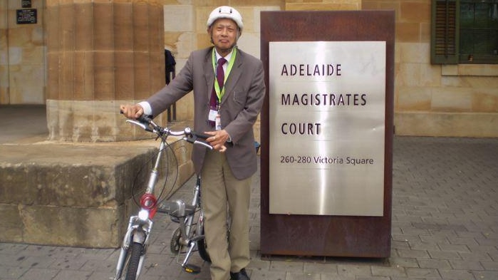 Tomik Subagio bekerja sebagai penerjemah bahasa Indonesia-Inggris dan sebaliknya di Adelaide untuk urusan pengadilan maupun di tempat lain.