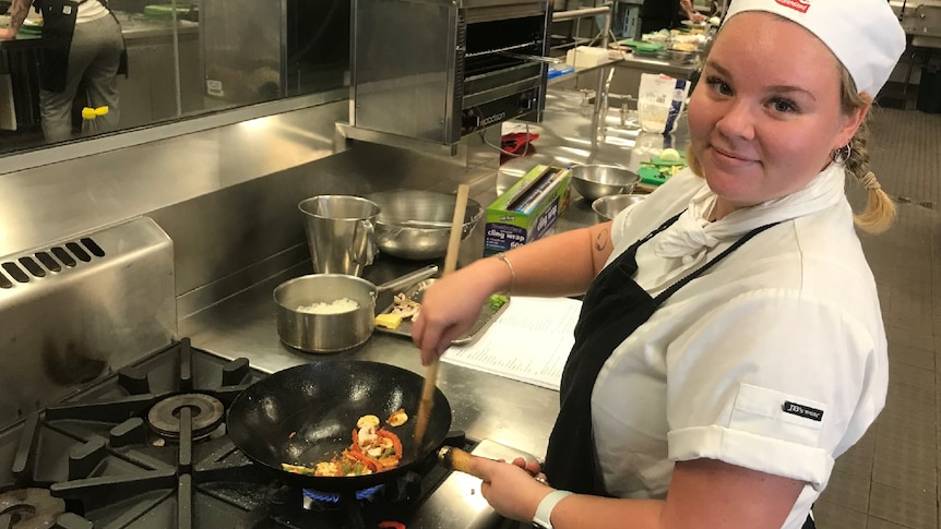 'I'm so desperate': Queensland restaurateurs struggling with worst staff shortage in decades